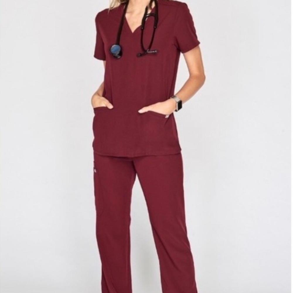 🚨ISO Burgundy FIGS scrubs 🚨